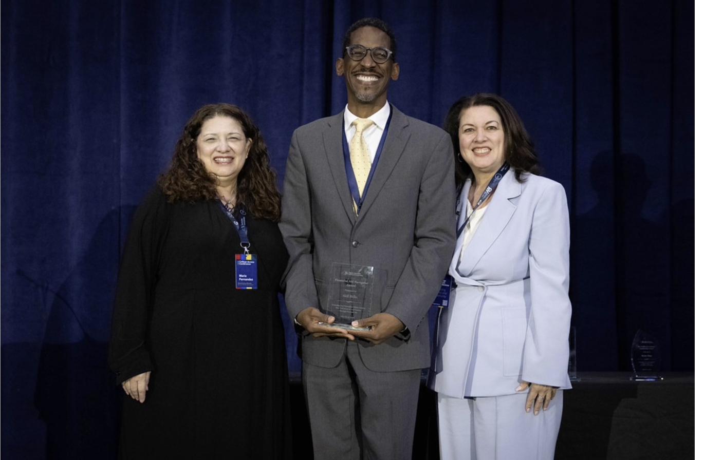 Akil Bello receiving the Financial Aid Navigator Award from HESC